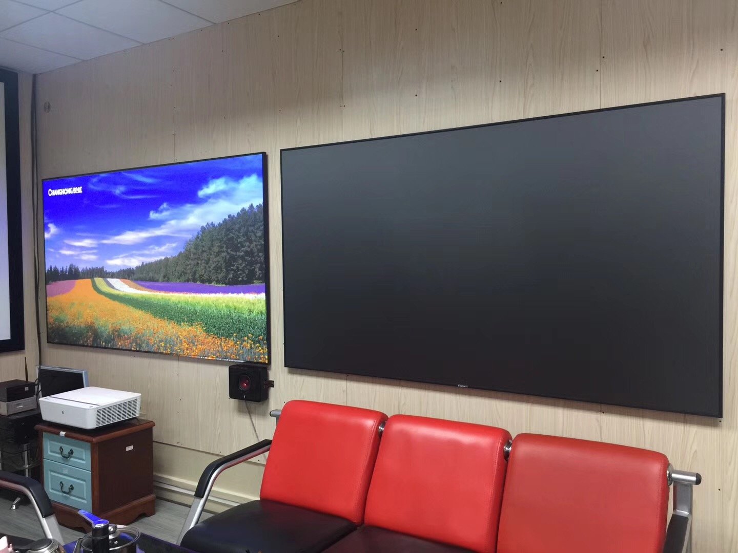 Ambient Light Rejecting Ultra Short Throw Projector Screen With Ultra Thin Frame