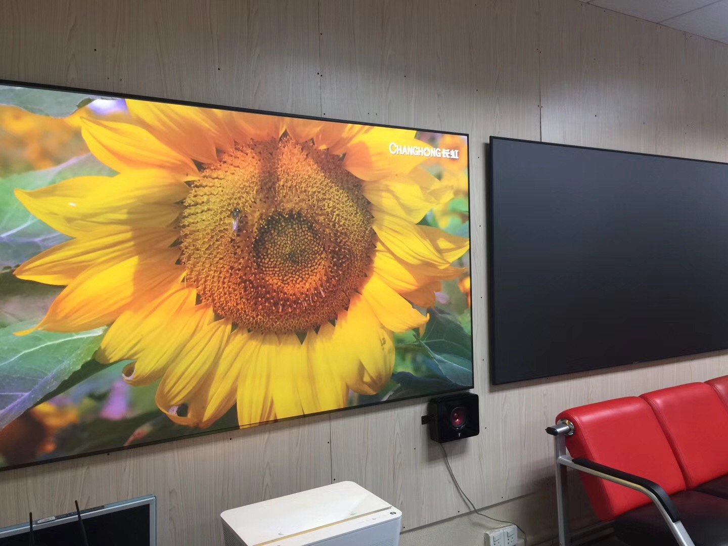 Ambient Light Rejecting Ultra Short Throw Projector Screen With Ultra Thin Frame